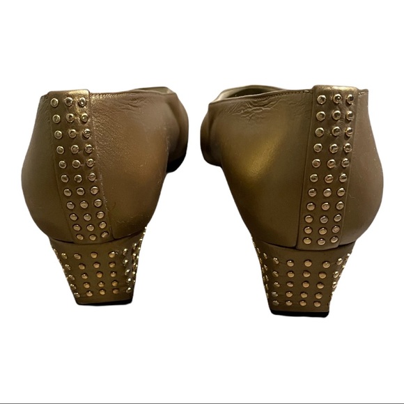 Stuart Weitzman Vintage Gold Leather Kitten Heel Pump Studded Size 10 - Picture 8 of 13